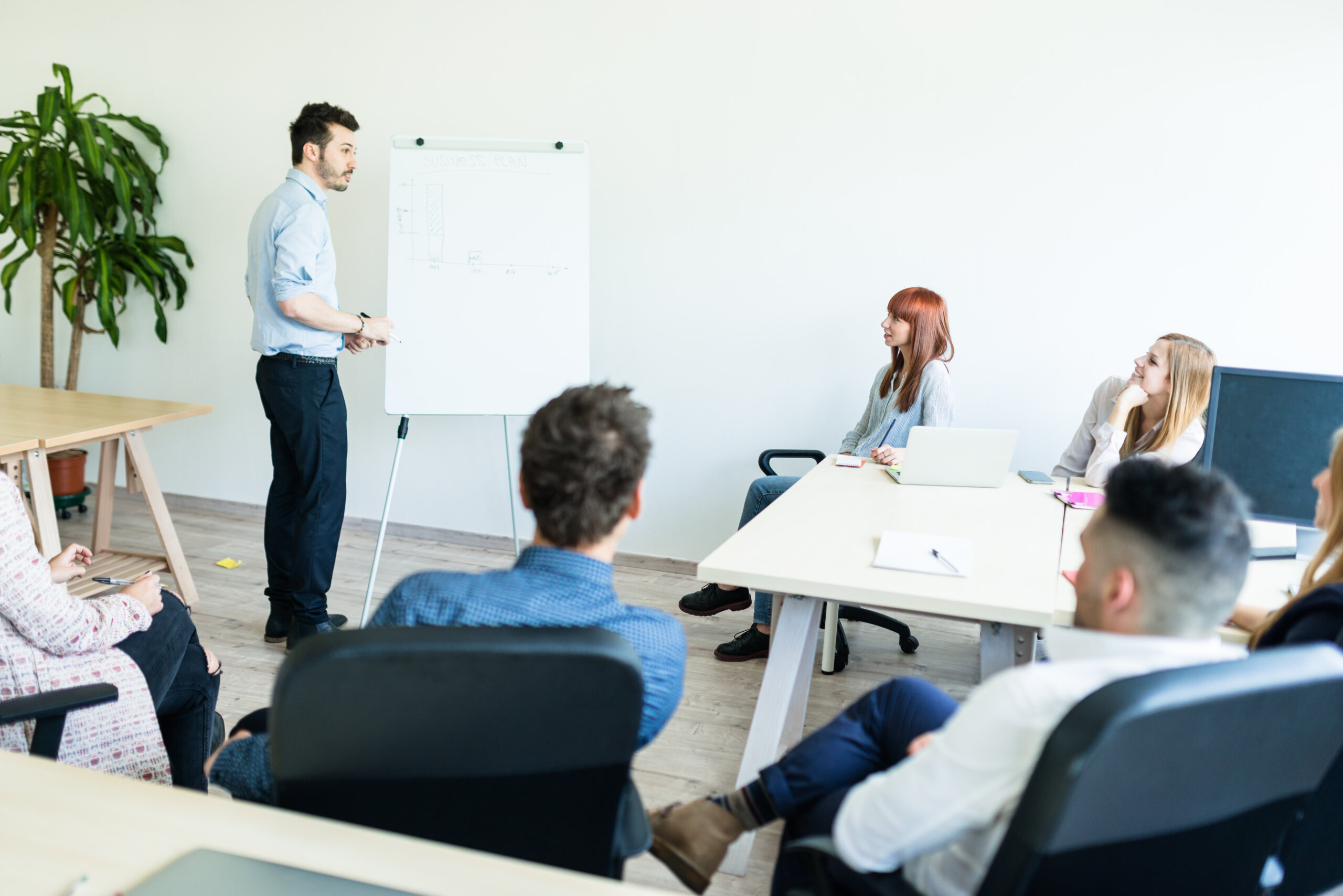 Mann hält Präsentation vor anderen Leuten